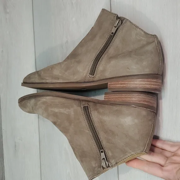 Lucky Brand Womens Jakeela Ankle Taupe Suede Heels Cutout boots shoes sz 7M