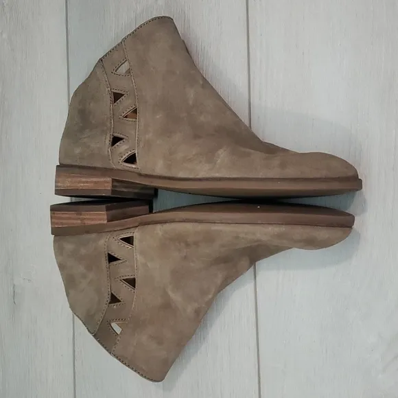 Lucky Brand Womens Jakeela Ankle Taupe Suede Heels Cutout boots shoes sz 7M