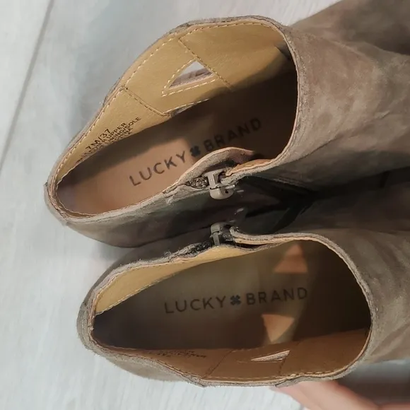Lucky Brand Womens Jakeela Ankle Taupe Suede Heels Cutout boots shoes sz 7M