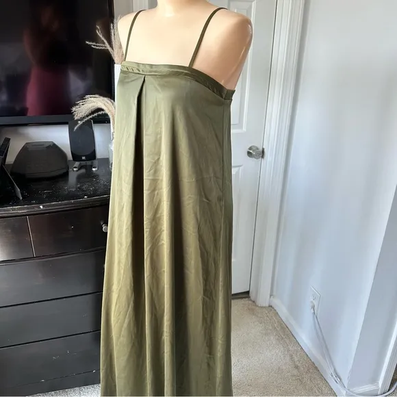 LULU’S MODERN POISE SATIN PLEATED SLEEVELESS MAXI DRESS
