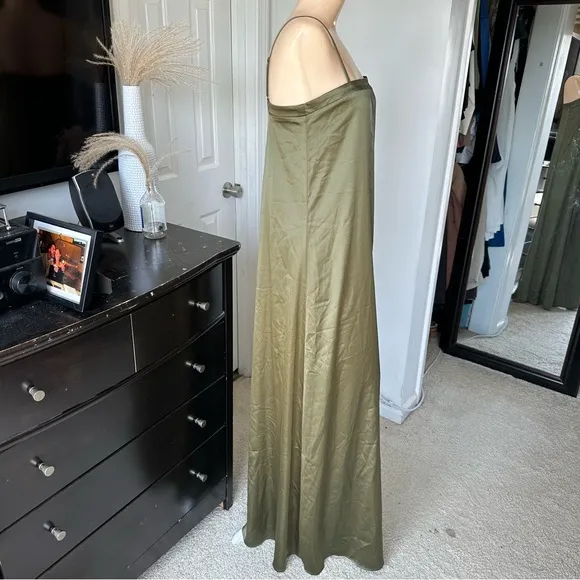 LULU’S MODERN POISE SATIN PLEATED SLEEVELESS MAXI DRESS