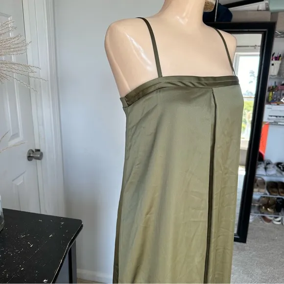 LULU’S MODERN POISE SATIN PLEATED SLEEVELESS MAXI DRESS