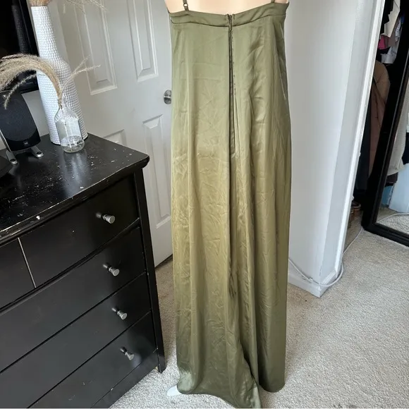 LULU’S MODERN POISE SATIN PLEATED SLEEVELESS MAXI DRESS