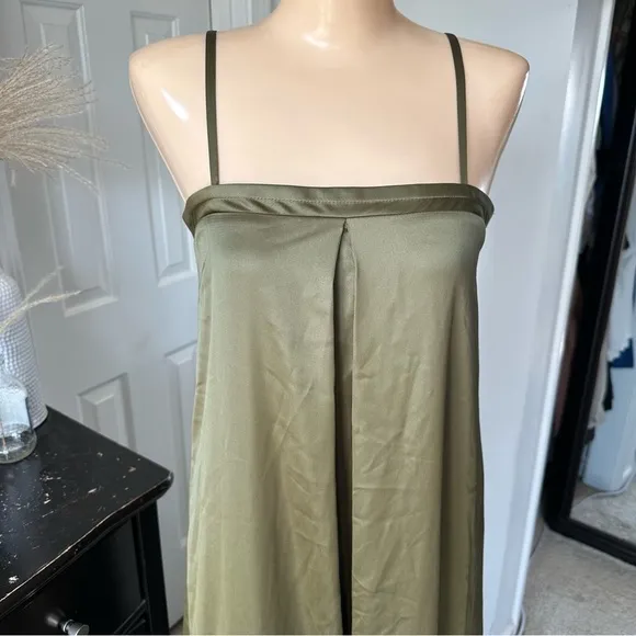 LULU’S MODERN POISE SATIN PLEATED SLEEVELESS MAXI DRESS
