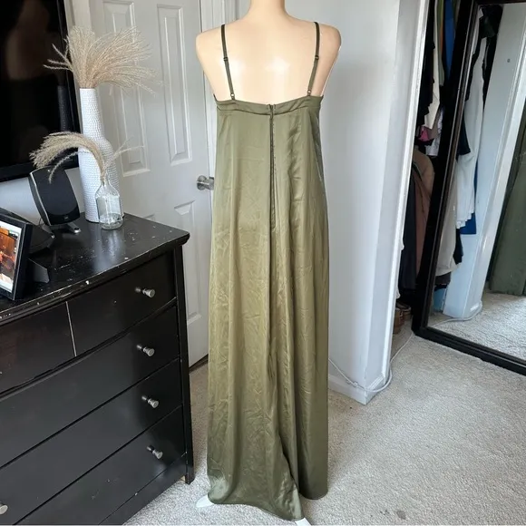 LULU’S MODERN POISE SATIN PLEATED SLEEVELESS MAXI DRESS