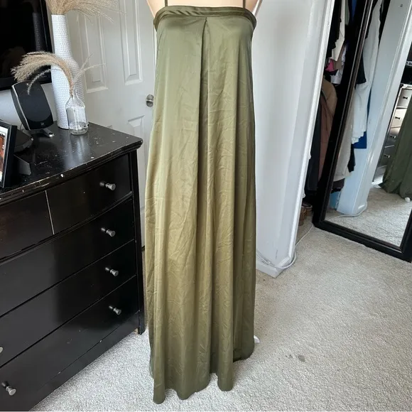LULU’S MODERN POISE SATIN PLEATED SLEEVELESS MAXI DRESS