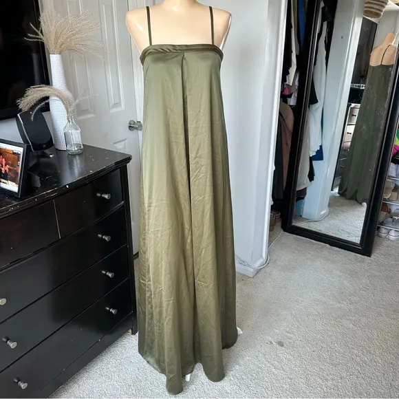 LULU’S MODERN POISE SATIN PLEATED SLEEVELESS MAXI DRESS