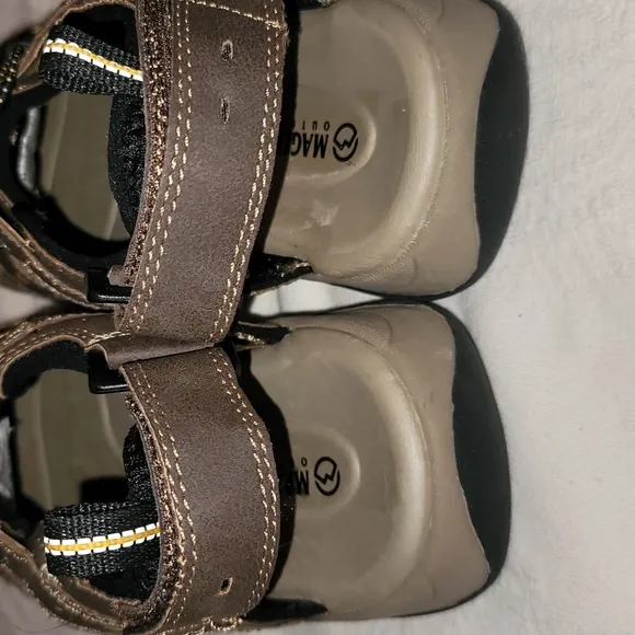 Magellan sandals brown elastic shoe lace close toe hiking sandals sz 7D