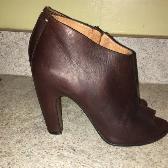 MAISON MARTIN MARGIELLA real leather made in Italy brown peep toe bootie…