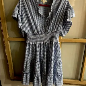 MAX STUDIO 💙super FLATTERING dress!! Fabric travels well- zoom in for details💙