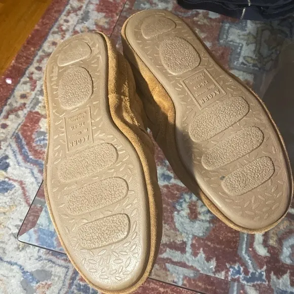 Men’s Acorn Slipper Tan Lined 7.5/8.5 sheepskin , fluffy