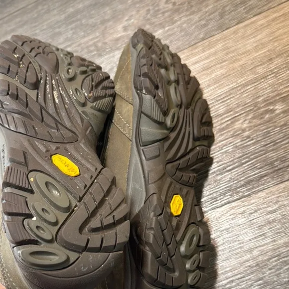 Merrell Brown Athletic hiking Shoes Rugged Design Outdoor men’s size 9 (b75)