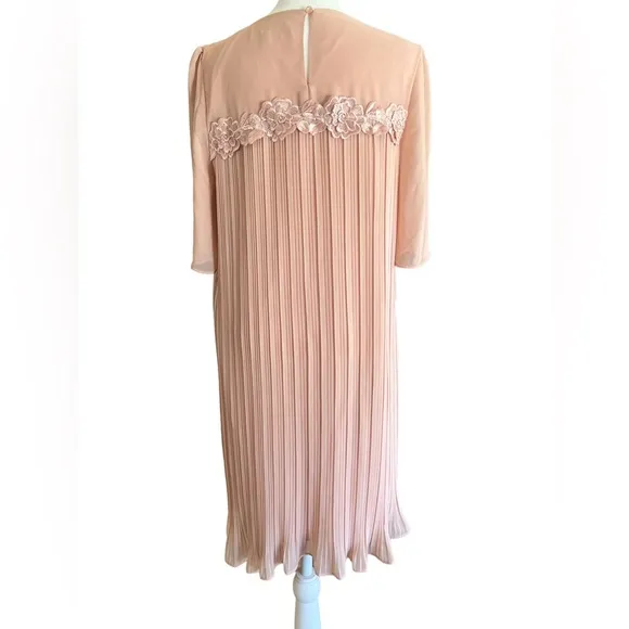 NANETTE LEPORE Pleated Chiffon Dress Size 4 Embroidered Flowers Romantic Pink