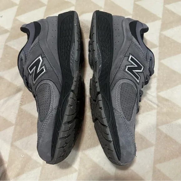 New balance 2002 mens sneakers black gray silver NWOB