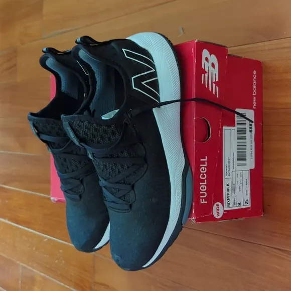 New balance men's training shoes size 8/2E wide