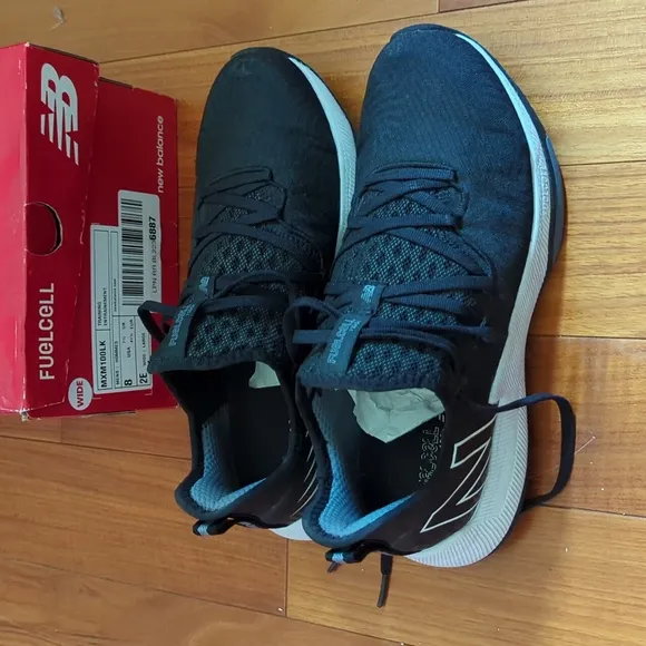 New balance men's training shoes size 8/2E wide