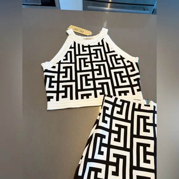 New!!! Geometric Black and White Sleeveless Dress