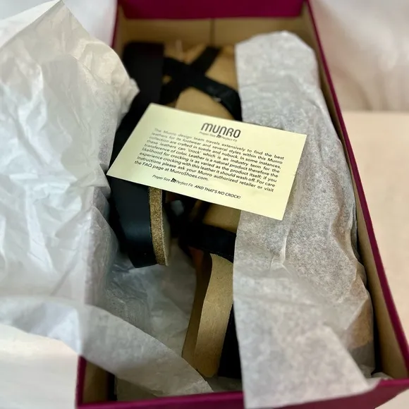 NEW Munro Women's Black Strappy Juniper Sandals Shoes / Sz 6.5 Wide