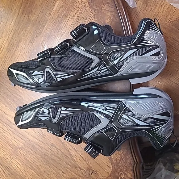 New! Patavinity Black Cycling athletic shoes Mens 11 with locking cleats