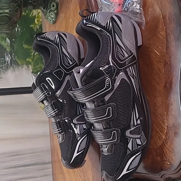 New! Patavinity Black Cycling athletic shoes Mens 11 with locking cleats