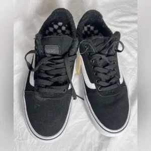 New size 12 black and white men’s sneakers shoes with inner sherpa lining