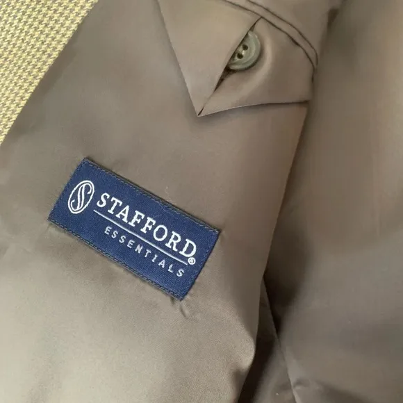 New Stafford Classic Fit Sportscoat. Men’s 40 Short - Khaki Hit - NWT