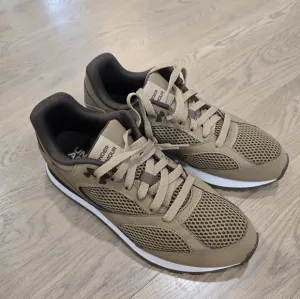 NEW Under Armour Tan Sneakers with Breathable Mesh and White Sole