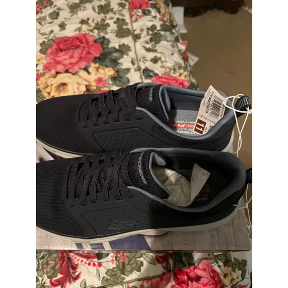 NIB Skechers Glide-Lite Pacer sneakers Men Size 11- Navy color