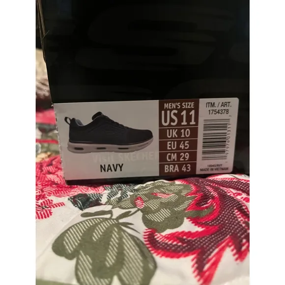 NIB Skechers Glide-Lite Pacer sneakers Men Size 11- Navy color