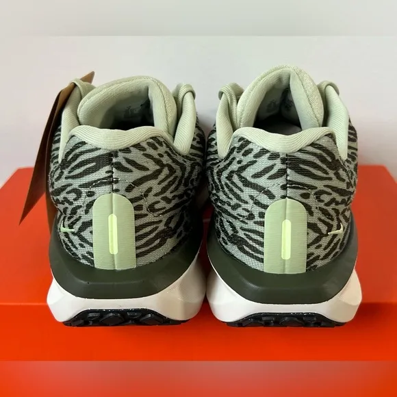 NIB Women’s Nike Winflo 11 Road Running Shoes, Olive Aura Animal Print