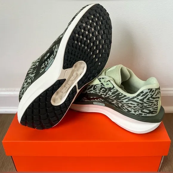 NIB Women’s Nike Winflo 11 Road Running Shoes, Olive Aura Animal Print