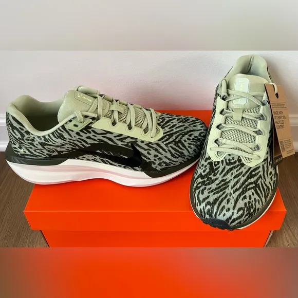 NIB Women’s Nike Winflo 11 Road Running Shoes, Olive Aura Animal Print