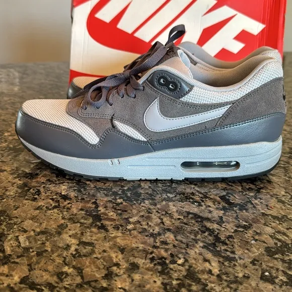 Nike air Max 1 Essential Men's Gray Sneakers EUC 10.5