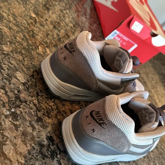 Nike air Max 1 Essential Men's Gray Sneakers EUC 10.5