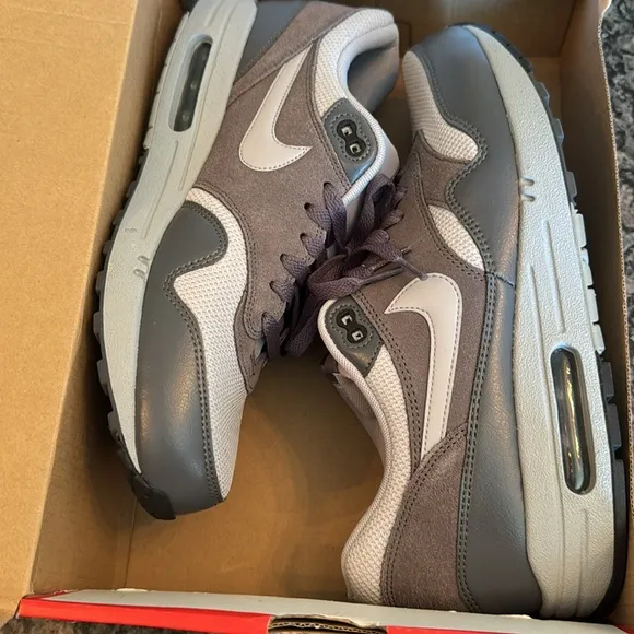 Nike air Max 1 Essential Men's Gray Sneakers EUC 10.5