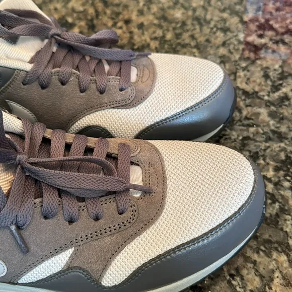 Nike air Max 1 Essential Men's Gray Sneakers EUC 10.5