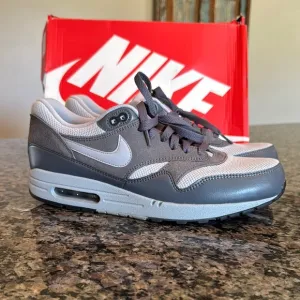 Nike air Max 1 Essential Men's Gray Sneakers EUC 10.5