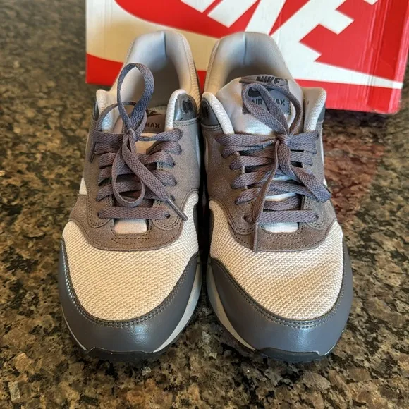 Nike air Max 1 Essential Men's Gray Sneakers EUC 10.5