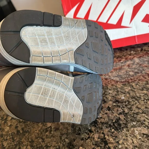 Nike air Max 1 Essential Men's Gray Sneakers EUC 10.5