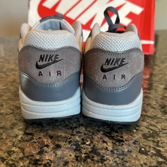 Nike air Max 1 Essential Men's Gray Sneakers EUC 10.5