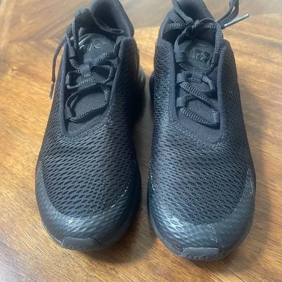 Nike Air Max 270 little kids shoes in black 3Y. Worn a couple of times, like new