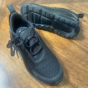 Nike Air Max 270 little kids shoes in black 3Y. Worn a couple of times, like new