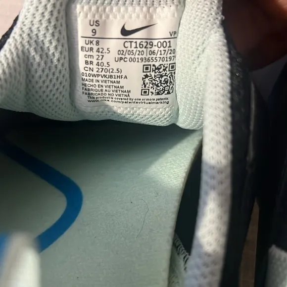 Nike &quot;Zoom Pulse&quot; UNISEX Nurse Shoes/Sneakers size 42.5 /9 men , or 9.5-10 women
