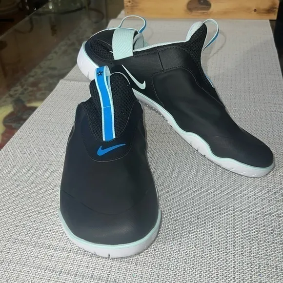 Nike &quot;Zoom Pulse&quot; UNISEX Nurse Shoes/Sneakers size 42.5 /9 men , or 9.5-10 women