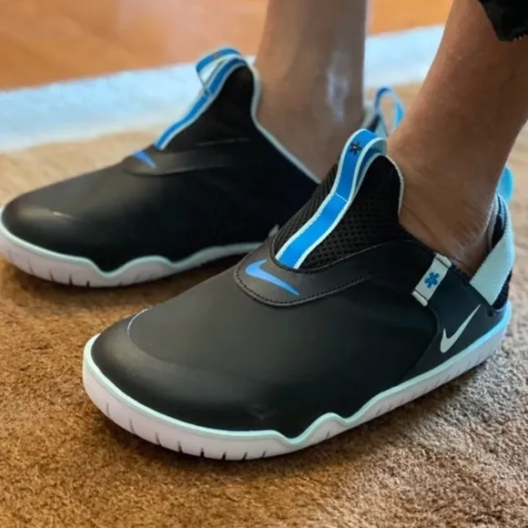 Nike &quot;Zoom Pulse&quot; UNISEX Nurse Shoes/Sneakers size 42.5 /9 men , or 9.5-10 women