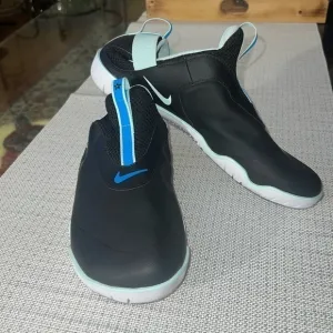 Nike &quot;Zoom Pulse&quot; UNISEX Nurse Shoes/Sneakers size 42.5 /9 men , or 9.5-10 women