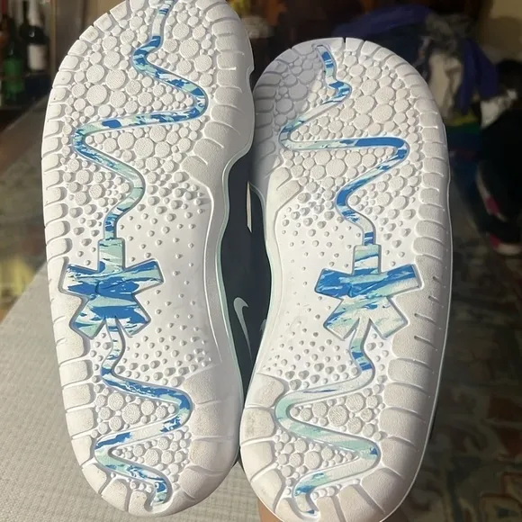 Nike &quot;Zoom Pulse&quot; UNISEX Nurse Shoes/Sneakers size 42.5 /9 men , or 9.5-10 women