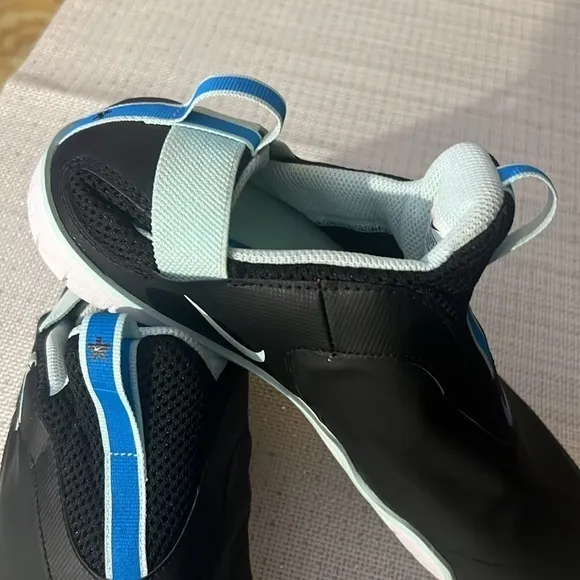 Nike &quot;Zoom Pulse&quot; UNISEX Nurse Shoes/Sneakers size 42.5 /9 men , or 9.5-10 women