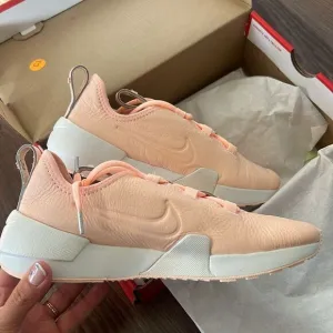 NIKE -Ashin Modern LX in Crimson Tint
