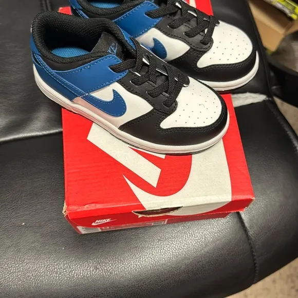 Nike Black and Blue Sneakers with Classic Low-Top Design